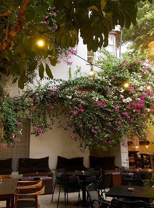 В дворике бара особенно уютно вечером, когда включают лампочки