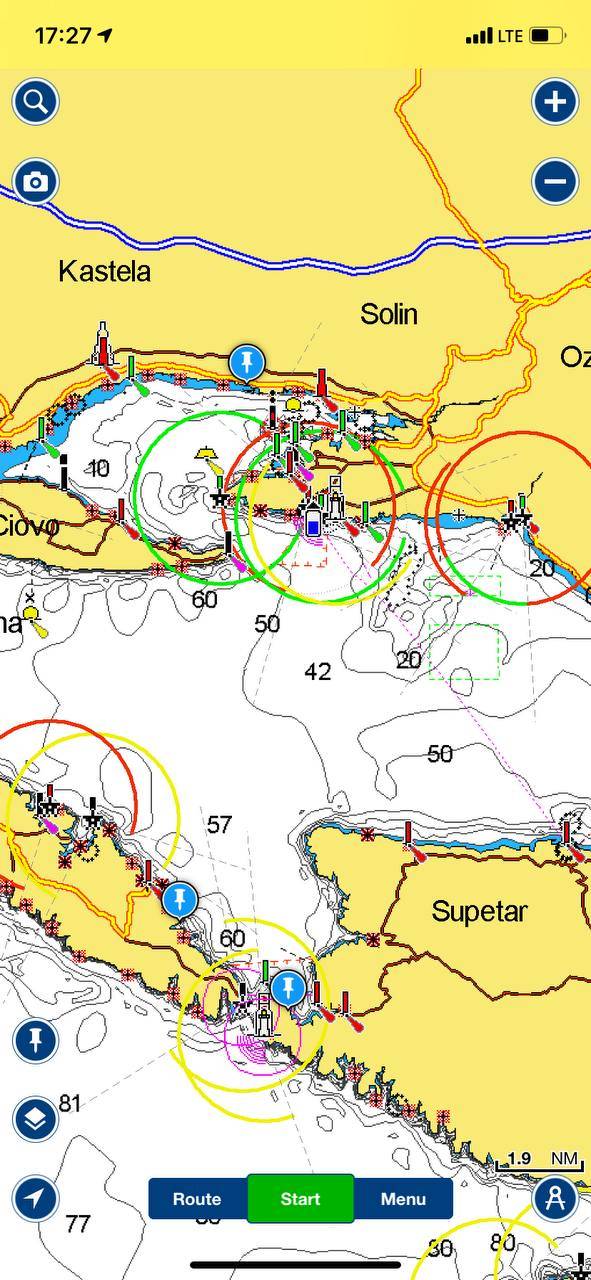 Навигатор Navionics в Эпсторе и Гугл-плее. Карты по регионам нужно покупать отдельно, моя подписка на Черное и Средиземное море стоит 1690 <span class=ruble>Р</span> в год. Есть и другие приложения: SeaPilot или Boat Beacon