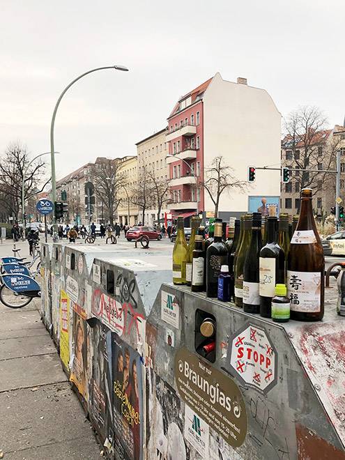 Весь Берлин на одной фотографии: контейнеры для переработки стекла, прокатные велосипеды, дома старой постройки — и демонстрация против изменения климата, участники которой перекрыли улицу