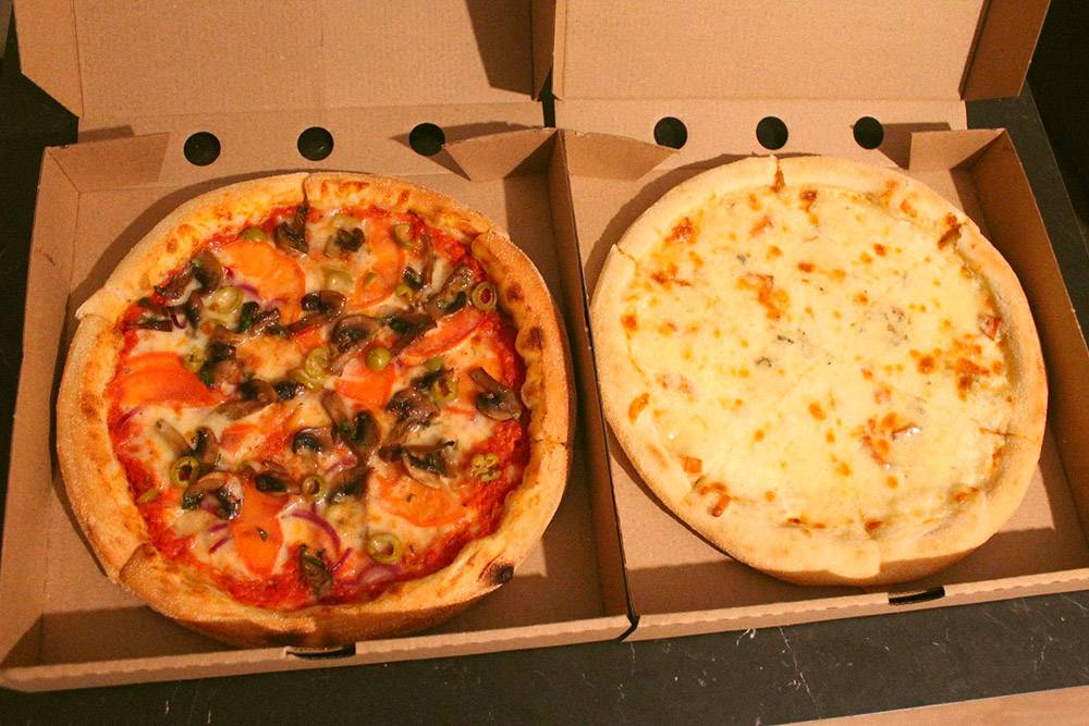 Нам хватает двух пицц по 25 см, чтобы поужинать