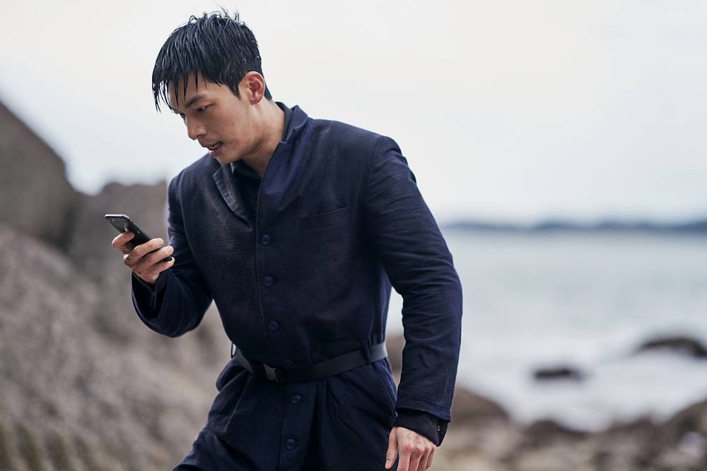 Хван Чжун Хо удается дозвониться до своего отдела. Он просит отследить его координаты и вызвать подкрепление. Источник: Netflix