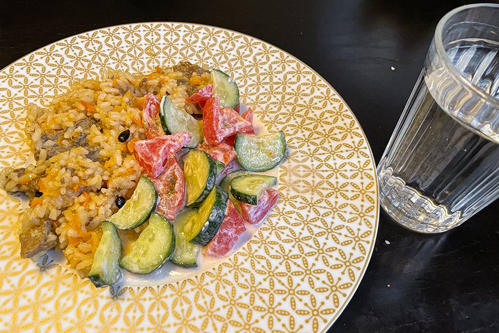Ужин: плов, овощной салат со сметаной