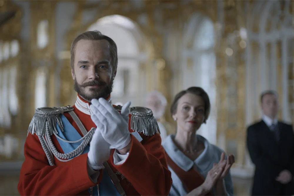 Роль императора Николая III исполняет Максим Матвеев — причем играет он так, будто косплеит Данилу Козловского