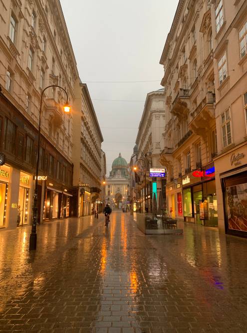 В центре города и близлежащих районах отлично сохранились здания 18—19 веков
