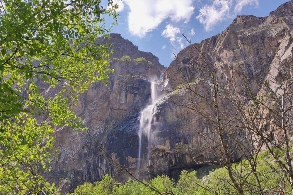 Из вчерашней поездки. Маршрут был не тяжелым, но мне было трудно. Возможно, потому, что из Бишкека — а это около 800 м над уровнем моря — мы приехали на 2000 м, и у меня немного кружилась голова