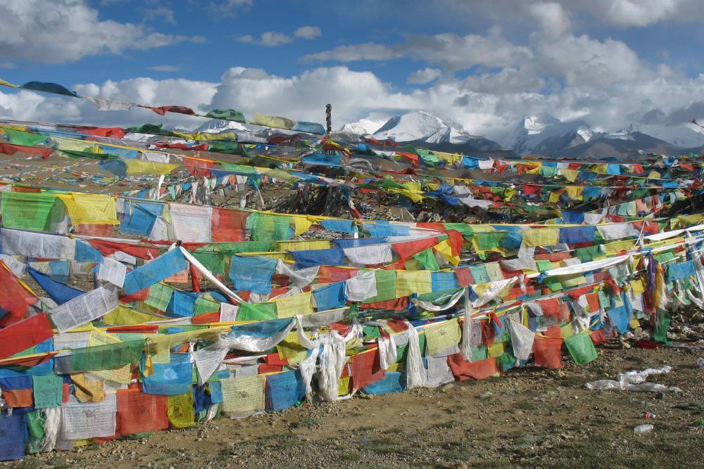 Такие молитвенные флажки в Тибете и Непале встречаешь везде. Старые и запылившиеся со временем убирают и сжигают, а на их место вешают новые. Из поездки я привезла похожие: купила в Непале примерно за 200 <span class=ruble>Р</span> и вешала то в комнате, то на балконе, а иногда и на походную палатку