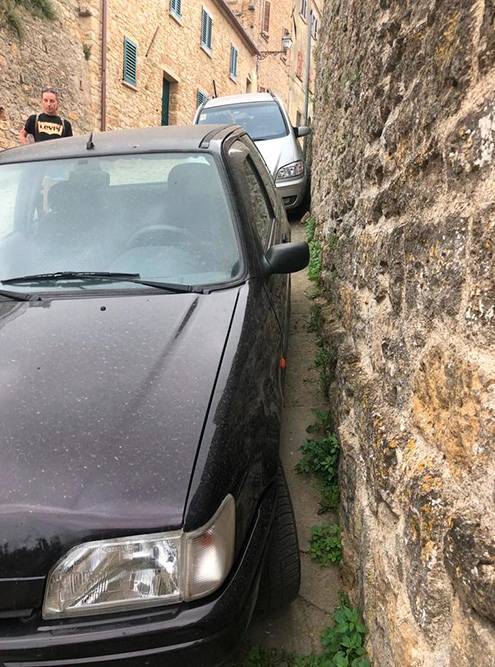 Типично итальянский стиль парковки. Выходить водителю приходится через пассажирскую дверь