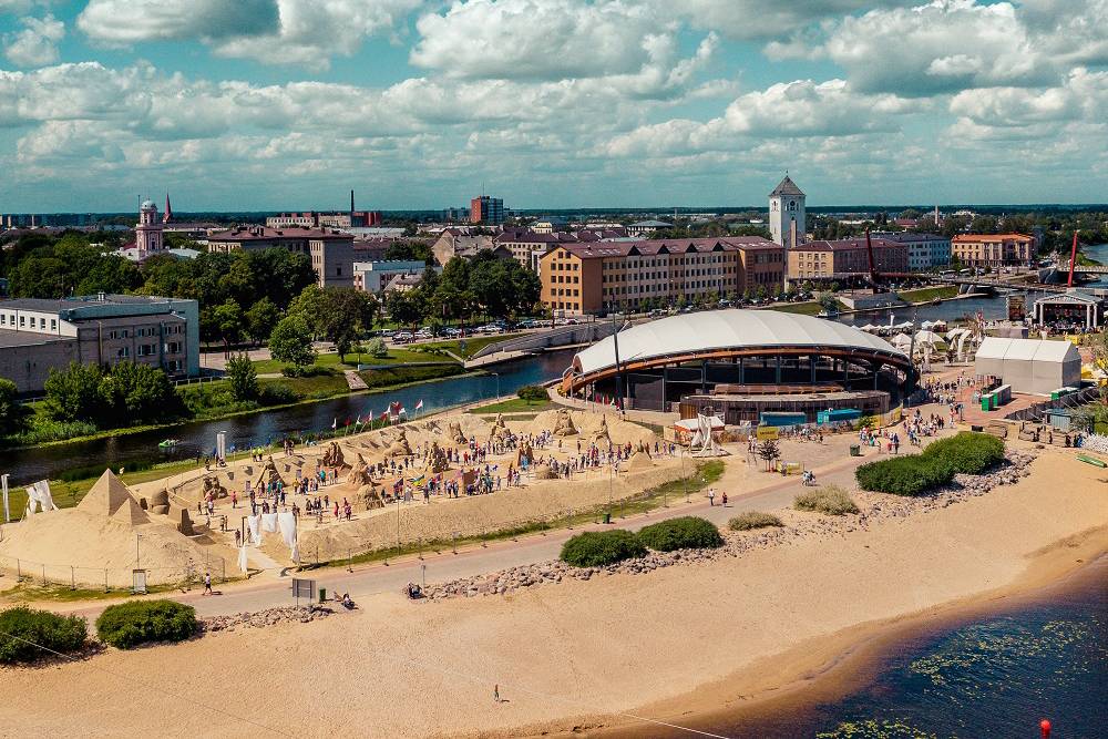 Вид на пляж, концертный зал и песчаные скульптуры на острове Паста в центре Елгавы. Источник: visit.jelgava.lv