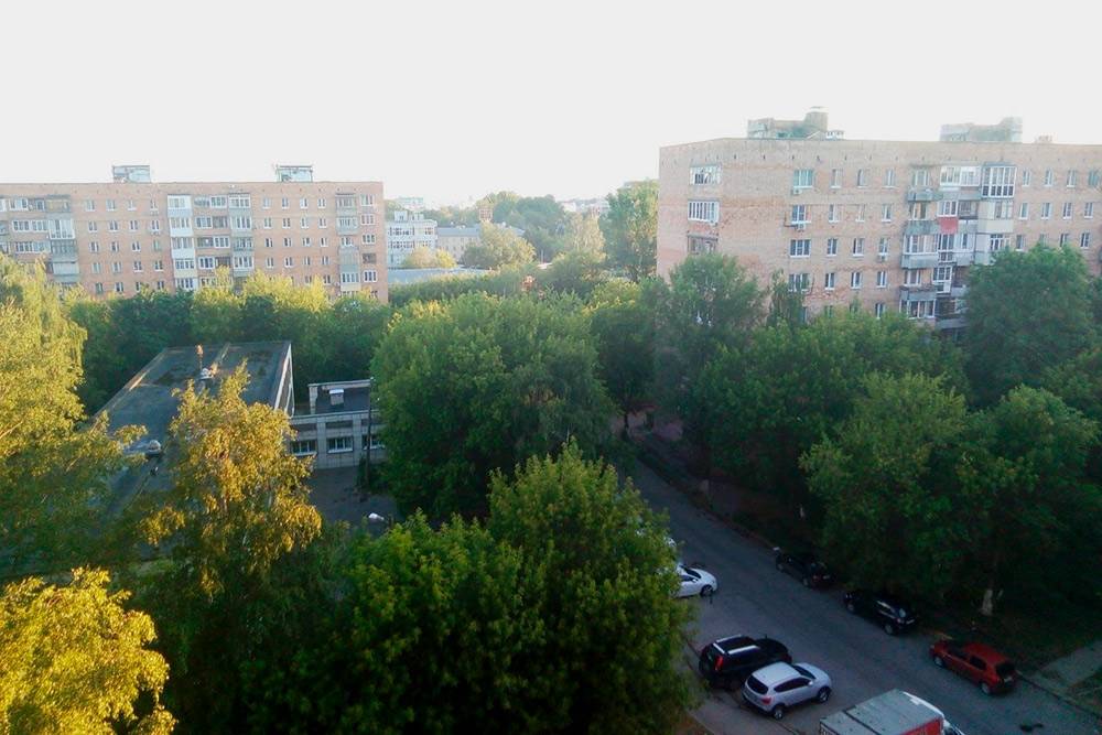 Вид с балкона съемной квартиры. Вдалеке виден Нижегородский кремль