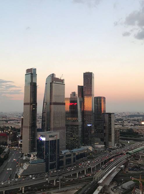 Две панорамы из одного жилого комплекса бизнес-класса в центре Москвы. Вид с 53-го этажа на деловой район Москва-Сити