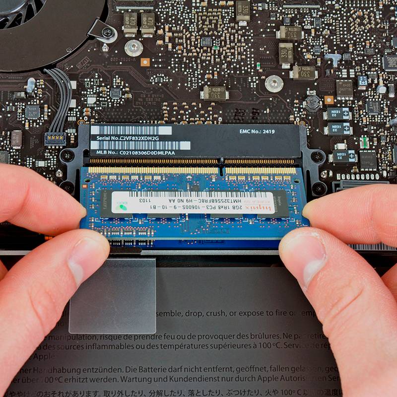 Так выглядит съемная планка оперативной памяти в ноутбуке. Источник: ru.ifixit.com