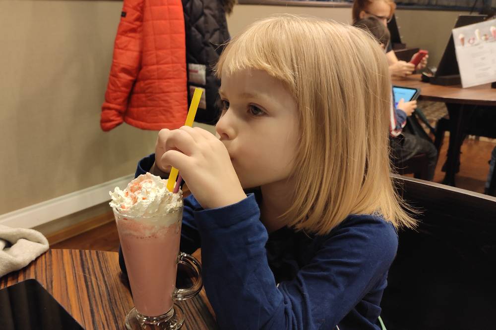 На завтрак дочка попросила клубничный молочный коктейль