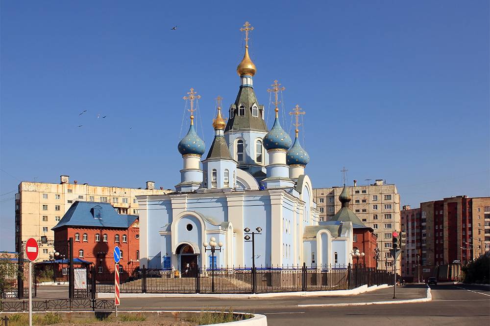 На Пушкинской улице стоит кафедральный собор Иконы Божией Матери «Всех скорбящих Радость». Его&nbsp;начали строить в&nbsp;1991&nbsp;году неподалеку от&nbsp;места, где&nbsp;раньше располагались бараки заключенных. Источник: ilikesea / Shutterstock