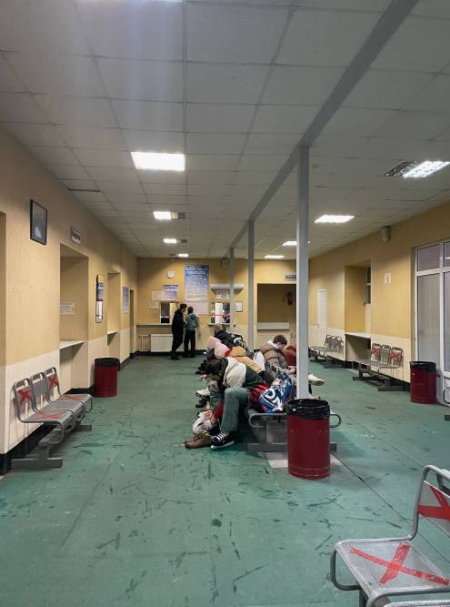 В раздевалке много сидений, и она в целом удобная