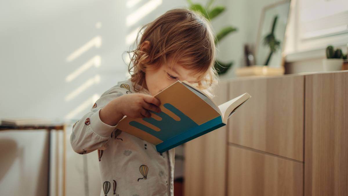 «За уши до сих пор от книги не оттащить»: 5 советов, как научить детей читать