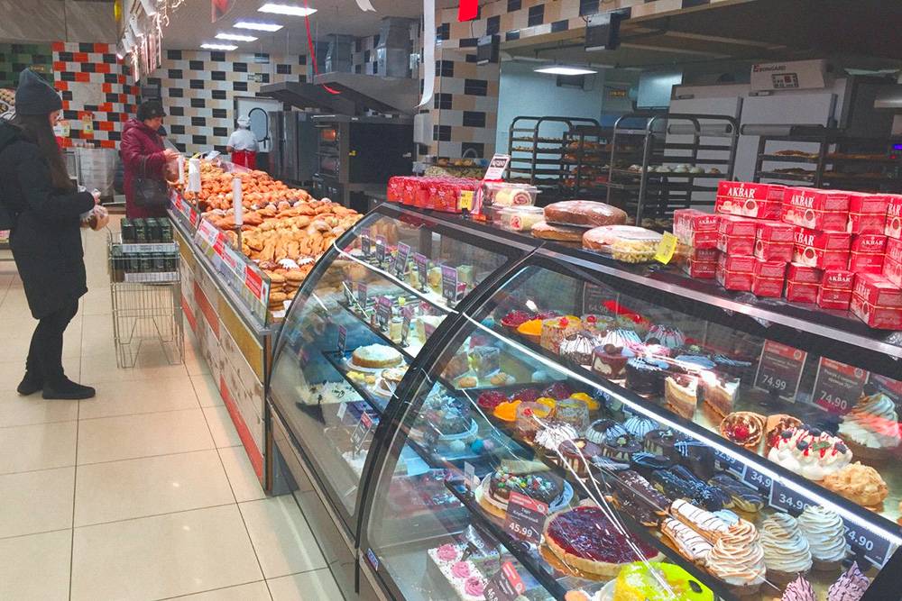 В некоторых магазинах пекут булки и торты