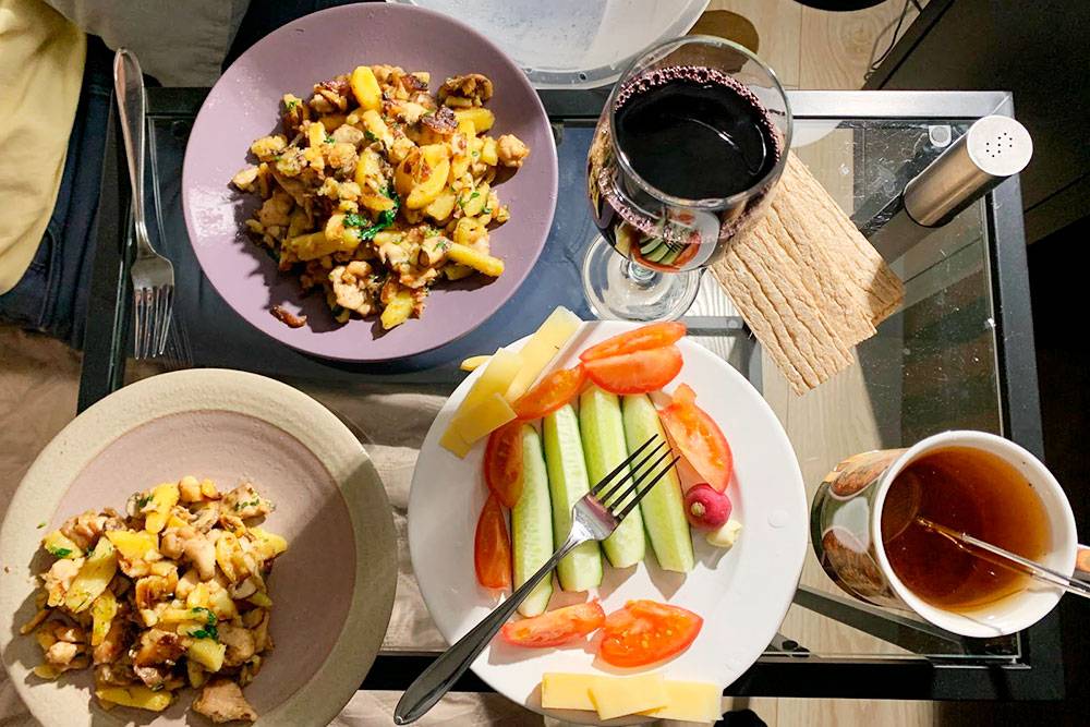 В тарелках — картошка с курицей, в бокале — виноградный сок, в кружке — чай