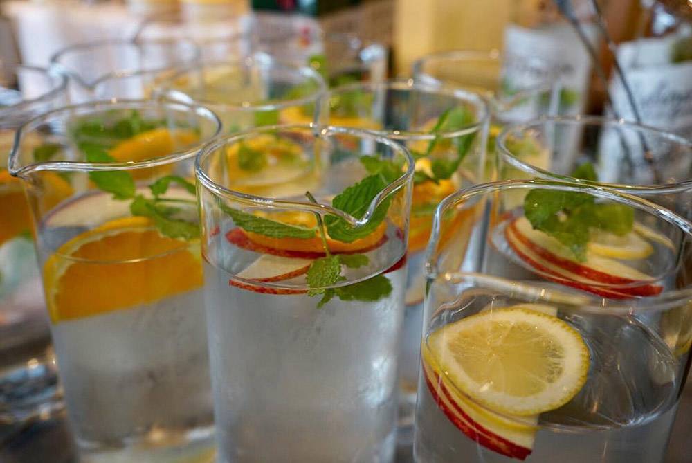 В токийском кафе к бизнес-ланчу предлагают бесплатный графин с фруктовой водой. Источник: сообщество METoA Cafe & Kitchen в «Фейсбуке»