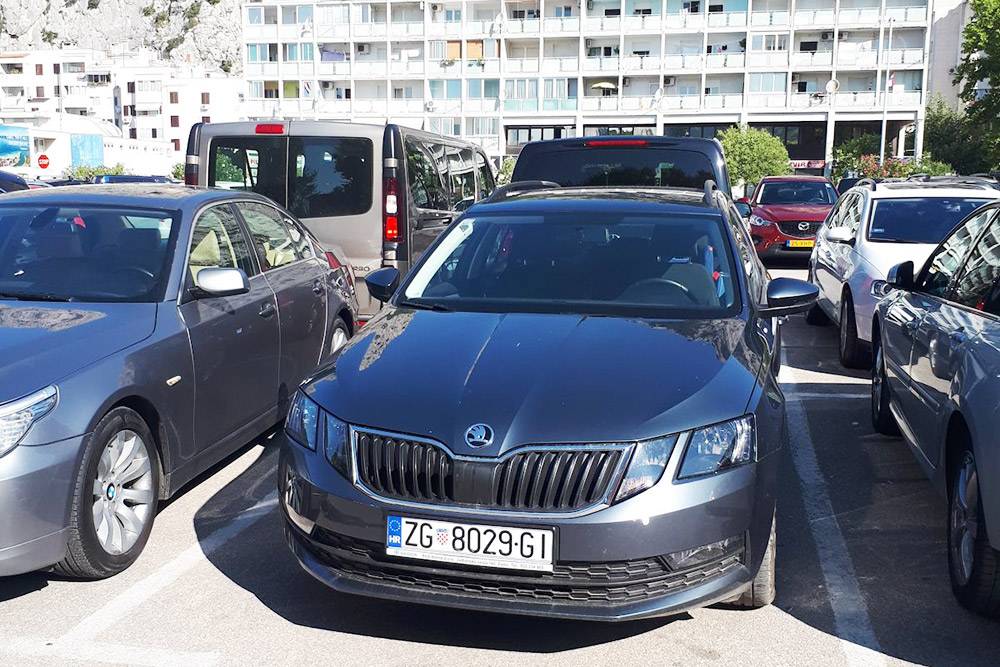 Хорватский город Омиш расположен между гор, поэтому в городе вблизи отеля с парковками дела обстоят очень плохо. Это бесплатная парковка, которая расположена на краю города