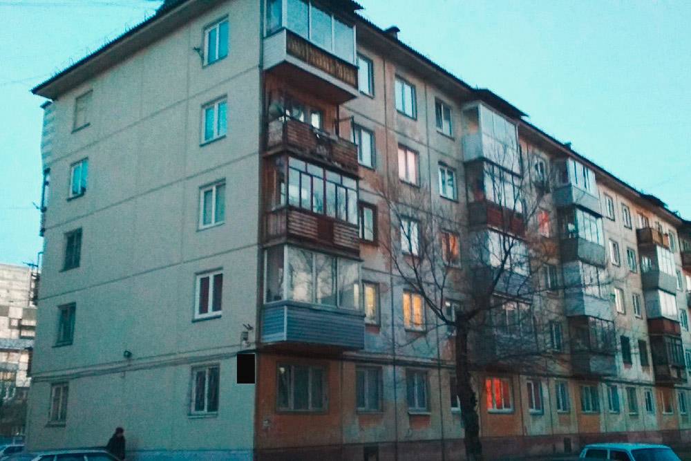 Фасады домов на ул.&nbsp;Свердловская покрасили, но только со стороны, которую видно с дороги