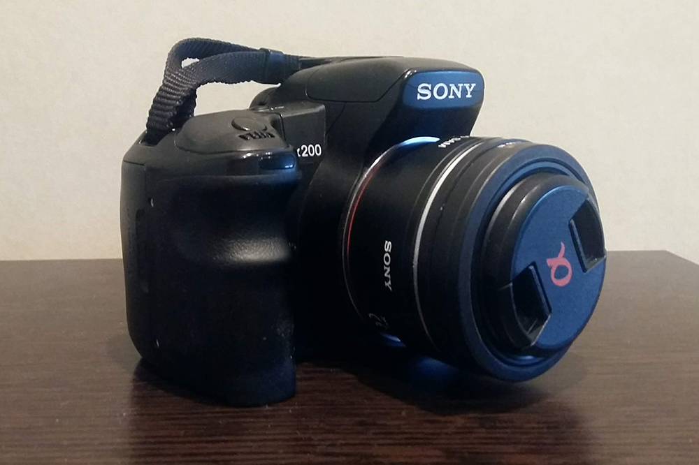 Фотоаппарат, который я спустя год купил взамен украденного, — Sony A200. Он обошелся мне в 25 200 <span class=ruble>Р</span>, или 700 $ по тому курсу. Простой, но до сих пор отлично снимает