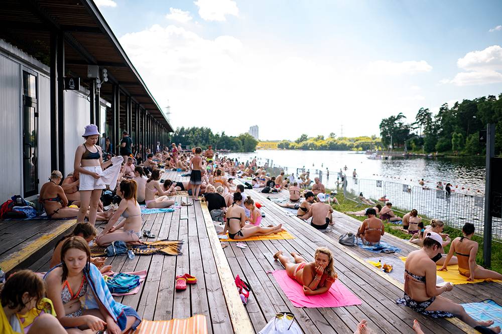 Отдых в москве 2023. Пляж Левобережный. Пляжи Москвы. Пляжная зона. Люди на пляже.