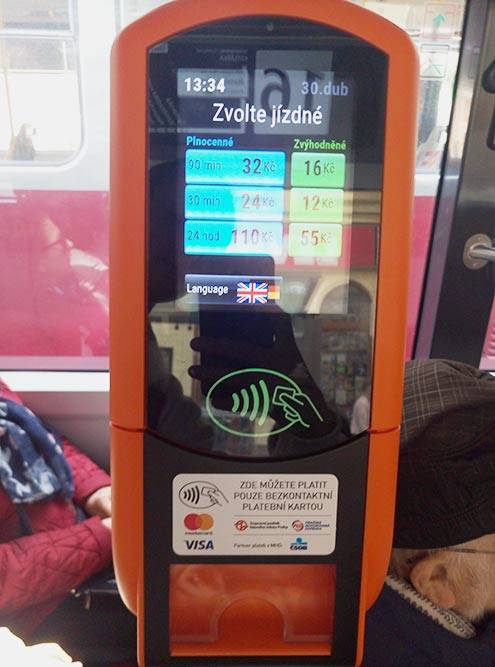 Автомат для оплаты проезда картой в трамвае