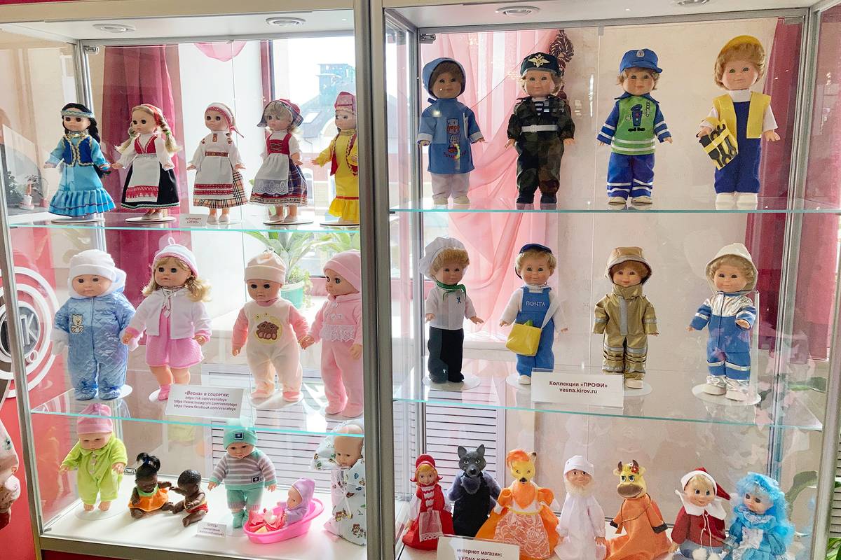 В фойе театра организовали выставку кукол местной фабрики «Весна»