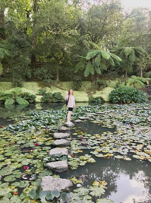 В парке «Терра-Ностра» туристы гуляют по озеру с водяными лилиями