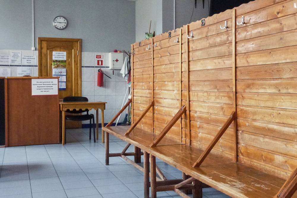 Одежду вешают на крючки, а ценные вещи отдают банщице