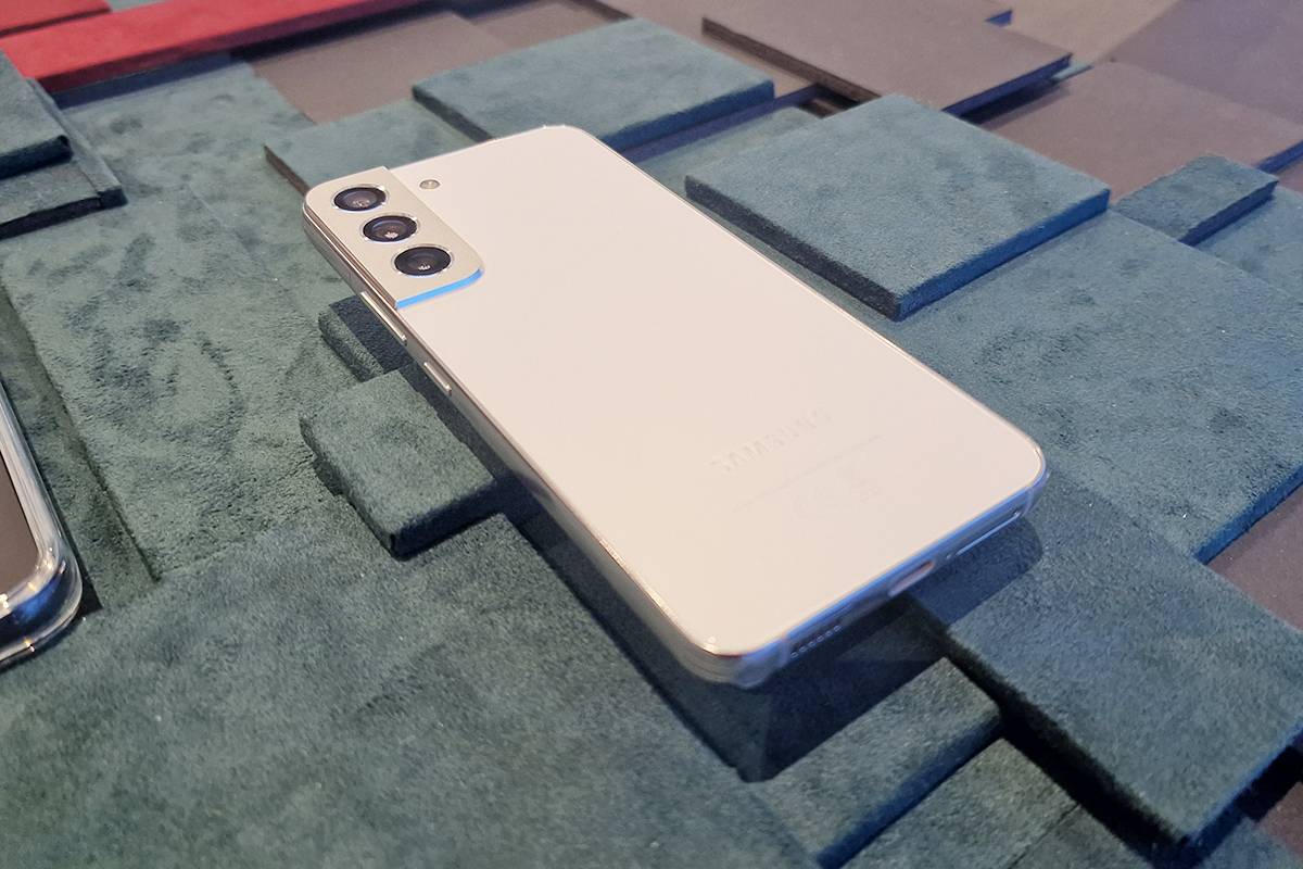 Galaxy S22 в белом цвете не отличить от прошлогодней модели