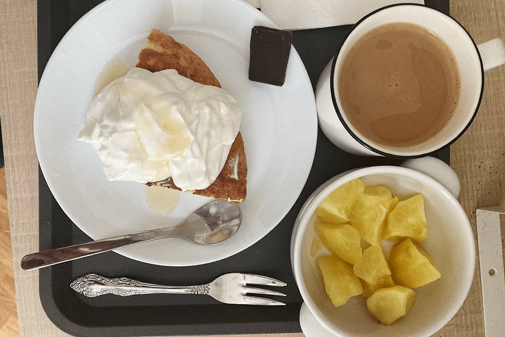 Завтрак: запеканка с йогуртом, яблоко, шоколад, кофе с молоком