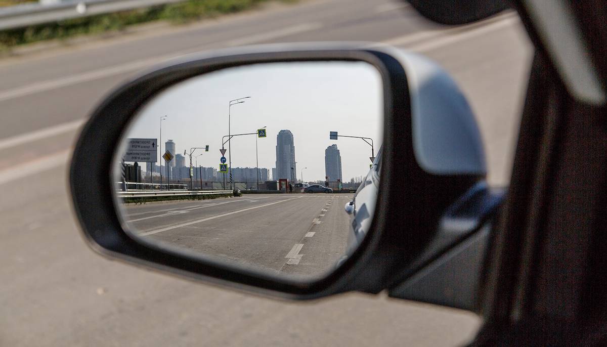 Настройка левого зеркала: горизонт посередине или немного выше, корпус машины виден совсем чуть-чуть
