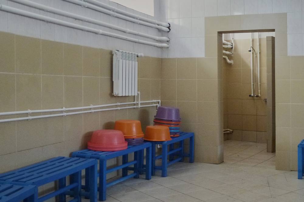 Насколько я помню, душевых всего четыре