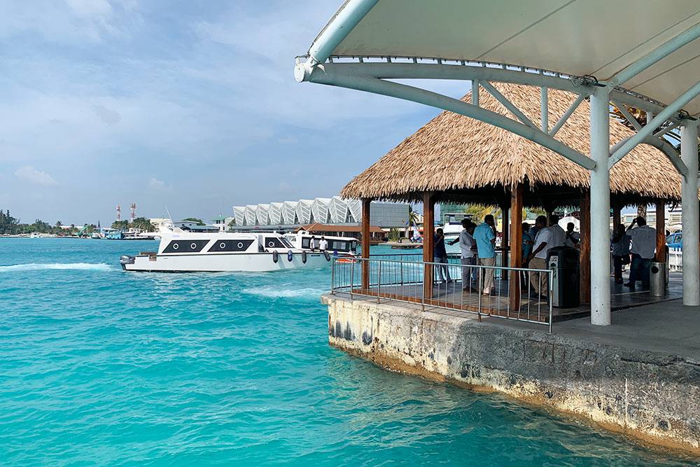 Пирс рядом с аэропортом Велана на Мальдивах, куда приплывают лодки, чтобы отвезти вас на остров