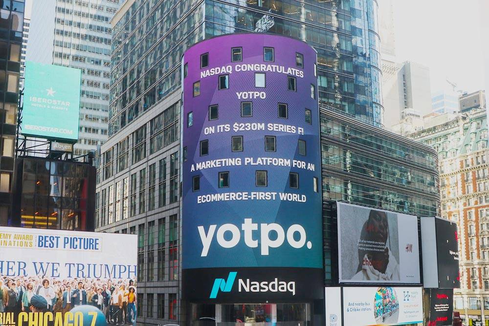 Объявление на башне Nasdaq в Нью-Йорке о закрытии Yotpo очередного раунда финансирования, март 2021&nbsp;года. Источник: Facebook Yotpo