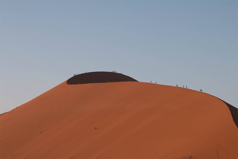 Туристы на огромных песчаных дюнах в долине Соссусфлей