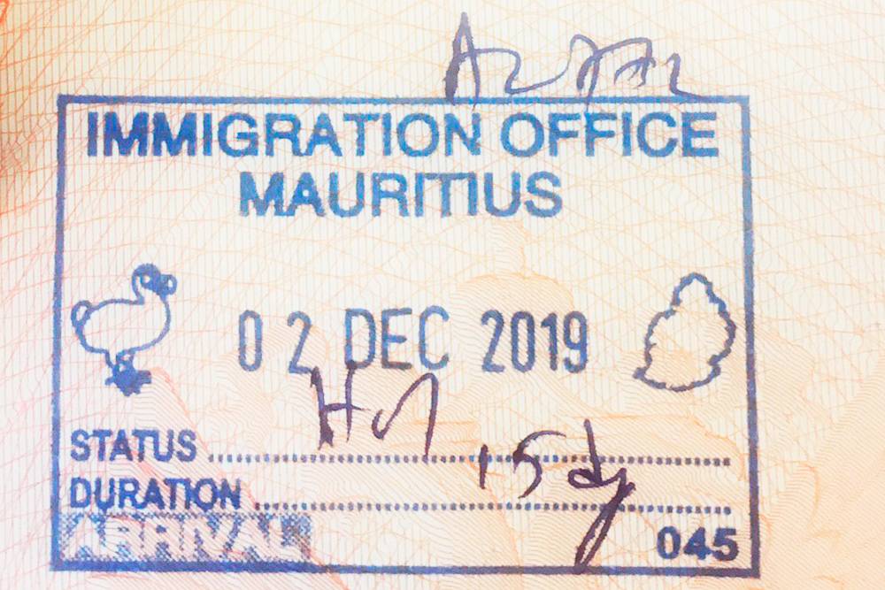 После прохождения контроля туристам ставят в паспорте штамп с птицей додо