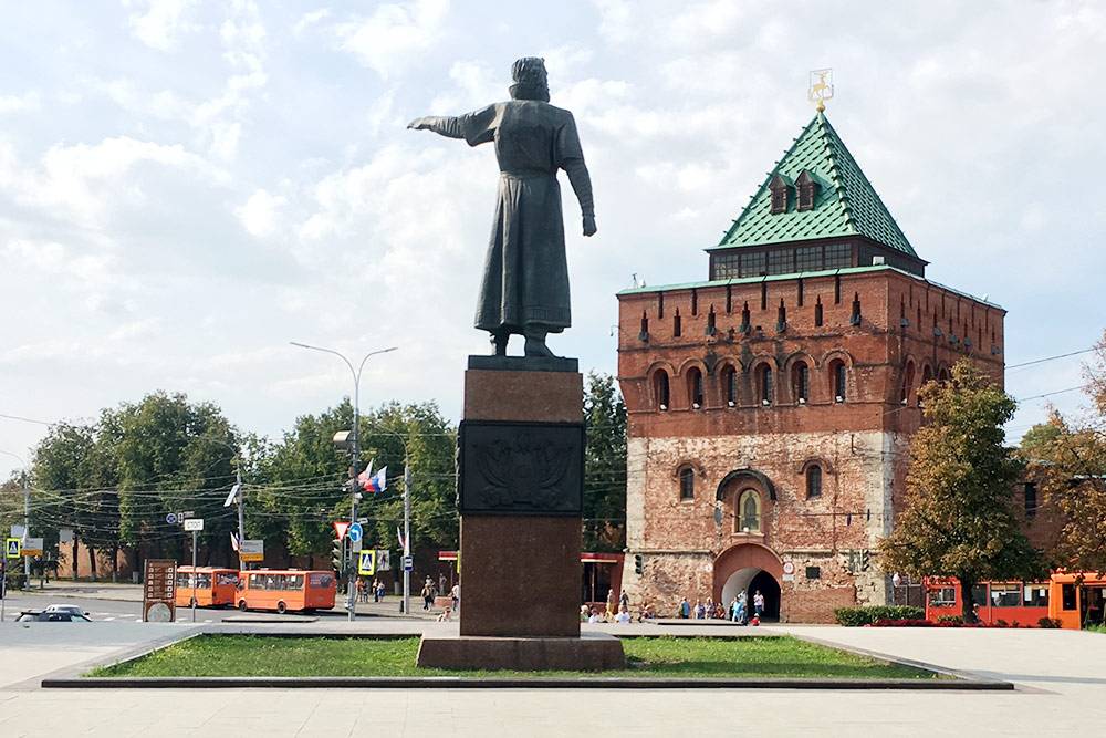 Дмитровская башня Нижегородского кремля — один из символов города. Памятник Козьме Минину, он показывает ополчению дорогу на Москву