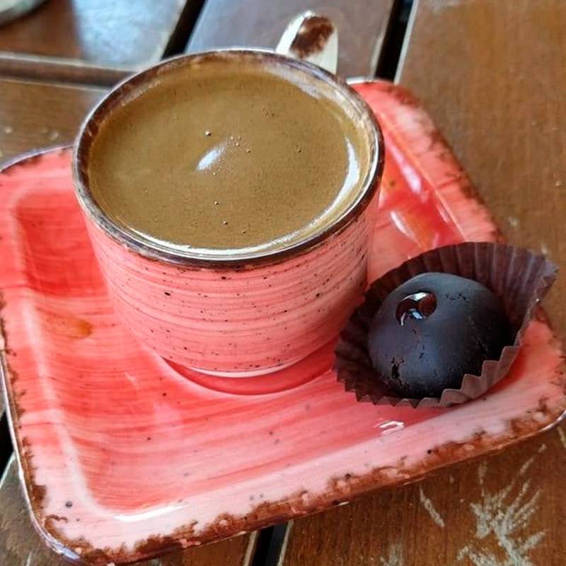 Чашка кофе, сваренного в турке на горячем песке, стоит в кафе от 9 TRY (90 <span class=ruble>Р</span>)