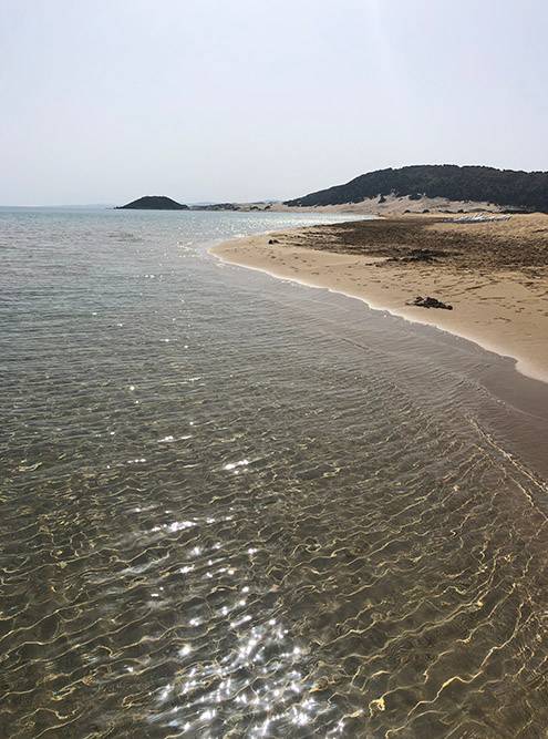 В этой части острова — прозрачная вода и золотой песок