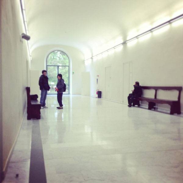 Так выглядит здание факультета изнутри: типичные университетские коридоры