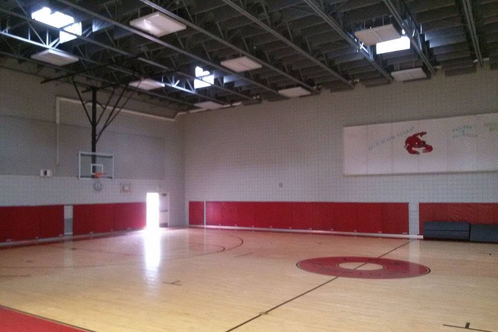 Школьный спортивный зал. Сюда ходят играть в баскетбол