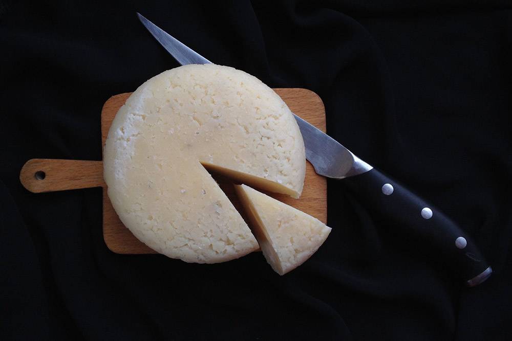 Датский полутвердый сыр хаварти хорош для&nbsp;приготовления омлетов, пасты и салатов