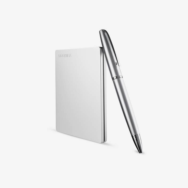 Внешний диск от Toshiba чуть меньше обычной ручки. Я переношу такой просто в заднем кармане брюк