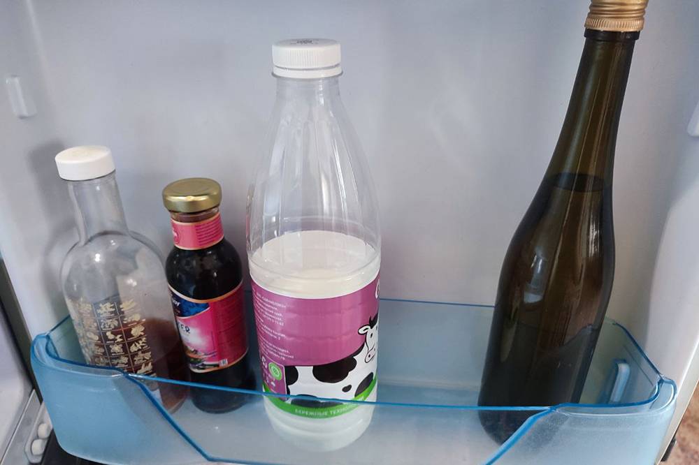 Хранить растительное масло нужно в темной стеклянной бутылке в холодильнике. Я использую для&nbsp;этого бутылку из-под вина