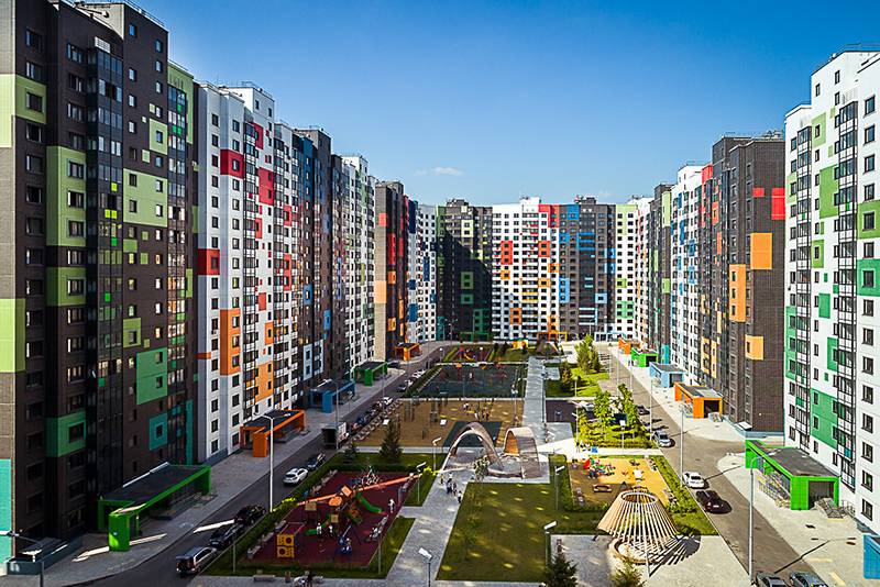 Новый жилой комплекс в Москве. Такие фасады бросаются в глаза на рекламных проспектах, но в жизни быстро утомляют. Источник:&nbsp;rocketmedia.pro
