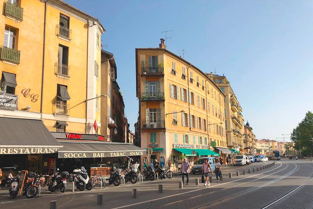 С широкого современного проспекта в Ницце можно свернуть на маленькую узкую улочку словно из другого города