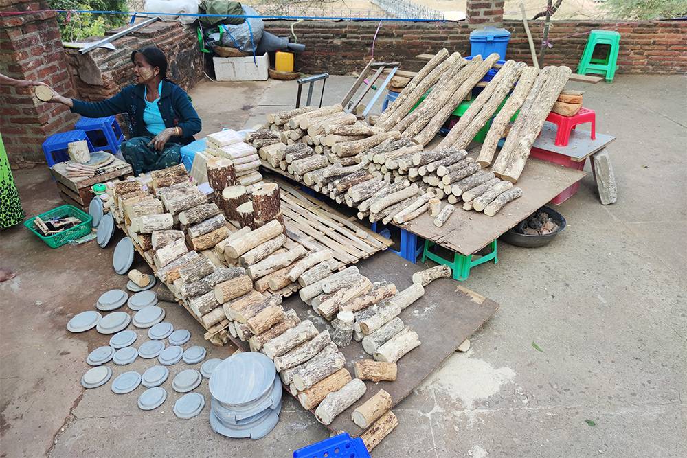Продавщица сырья для&nbsp;танаки в Багане. Свежую танаку делают прямо из деревяшек — растирают их на серых ступках