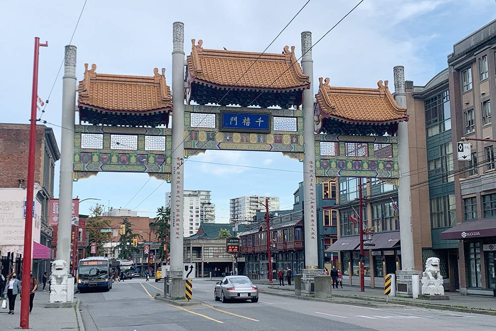 Арки Chinatown Millennium Gate обозначают вход в Китайский квартал Ванкувера